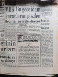 Her Gün Gazetesi - 15 Eylül 1961 - öğleye kadar 12 ölüm cezası 23 müebbet 174 muhtelif hapis 31 beraat kararı verildi - tarihi karar - milli birlik komitesi irtibat bürosunun bu sabahki tebliği - yüksek Adalet divanı başkanı Salim Başol fotoğraf - Adnan Menderes hasta olduğundan bugün duruşmada yoktu - Amerika 16 harp gemisi ödünç veriyor - milli birlik komitesi bu gece idam kararlarını gözden geçirip neticelendirecek - Cumhuriyetçi Köylü Millet Partisi hariç diğer partilerin yoklama sonuçları sürprizli - genel seçim hazırlıkları - notlar yazan Ülkü Gürtünca Ongun - Parti liderlerinin önemli kararları - yılanlı köşk yazan Necdet  Aldemir Yazı Dizisi - emeviler haşimiler yazan Yakup Özdemir Yazı Dizisi - pehlivanlar pehlivanı Kurtdereli Mehmet yazan Kispetli Yazı Dizisi - Fenerbahçe Ankara'daki turnuvaya iştirak ediyor - İtalya işiyle uğraşan Can Bartu ve milli takım meselesinden itilaf konusu olan İsmail antrenmanda Fikret Kırcan ile birlikte görülüyor fotoğraf - Galatasaray İzmir'e