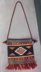 VİNTAGE EL DOKUMASI KİLİM ÇANTA.  KONDİSYON YÜKSEK KOLEKSİYONLUK NADİR. SADECE ARKA KISMINDA FOTOĞRAFTA GÖRÜLDÜĞÜ GİBİ GÖLGE GİBİ LEKE VAR. HİÇ BİR YIKTIĞI YOK. HARİKA MOTİF VE RENKLER.  KOLEKSİYONLUK NADİR