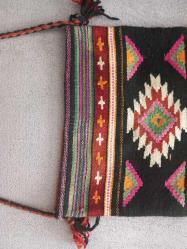 VİNTAGE EL DOKUMASI KİLİM ÇANTA.  KONDİSYON YÜKSEK KOLEKSİYONLUK NADİR. SADECE ARKA KISMINDA FOTOĞRAFTA GÖRÜLDÜĞÜ GİBİ GÖLGE GİBİ LEKE VAR. HİÇ BİR YIKTIĞI YOK. HARİKA MOTİF VE RENKLER.  KOLEKSİYONLUK NADİR