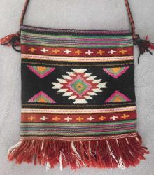 VİNTAGE EL DOKUMASI KİLİM ÇANTA.  KONDİSYON YÜKSEK KOLEKSİYONLUK NADİR. SADECE ARKA KISMINDA FOTOĞRAFTA GÖRÜLDÜĞÜ GİBİ GÖLGE GİBİ LEKE VAR. HİÇ BİR YIKTIĞI YOK. HARİKA MOTİF VE RENKLER.  KOLEKSİYONLUK NADİR