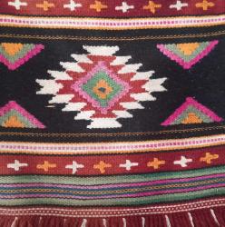 VİNTAGE EL DOKUMASI KİLİM ÇANTA.  KONDİSYON YÜKSEK KOLEKSİYONLUK NADİR. SADECE ARKA KISMINDA FOTOĞRAFTA GÖRÜLDÜĞÜ GİBİ GÖLGE GİBİ LEKE VAR. HİÇ BİR YIKTIĞI YOK. HARİKA MOTİF VE RENKLER.  KOLEKSİYONLUK NADİR