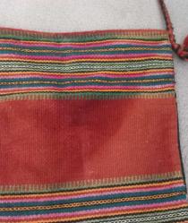 VİNTAGE EL DOKUMASI KİLİM ÇANTA.  KONDİSYON YÜKSEK KOLEKSİYONLUK NADİR. SADECE ARKA KISMINDA FOTOĞRAFTA GÖRÜLDÜĞÜ GİBİ GÖLGE GİBİ LEKE VAR. HİÇ BİR YIKTIĞI YOK. HARİKA MOTİF VE RENKLER.  KOLEKSİYONLUK NADİR