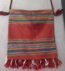 VİNTAGE EL DOKUMASI KİLİM ÇANTA.  KONDİSYON YÜKSEK KOLEKSİYONLUK NADİR. SADECE ARKA KISMINDA FOTOĞRAFTA GÖRÜLDÜĞÜ GİBİ GÖLGE GİBİ LEKE VAR. HİÇ BİR YIKTIĞI YOK. HARİKA MOTİF VE RENKLER.  KOLEKSİYONLUK NADİR