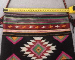 VİNTAGE EL DOKUMASI KİLİM ÇANTA.  KONDİSYON YÜKSEK KOLEKSİYONLUK NADİR. SADECE ARKA KISMINDA FOTOĞRAFTA GÖRÜLDÜĞÜ GİBİ GÖLGE GİBİ LEKE VAR. HİÇ BİR YIKTIĞI YOK. HARİKA MOTİF VE RENKLER.  KOLEKSİYONLUK NADİR