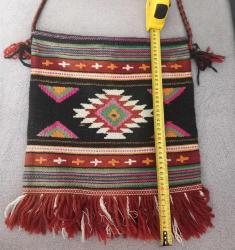 VİNTAGE EL DOKUMASI KİLİM ÇANTA.  KONDİSYON YÜKSEK KOLEKSİYONLUK NADİR. SADECE ARKA KISMINDA FOTOĞRAFTA GÖRÜLDÜĞÜ GİBİ GÖLGE GİBİ LEKE VAR. HİÇ BİR YIKTIĞI YOK. HARİKA MOTİF VE RENKLER.  KOLEKSİYONLUK NADİR