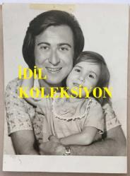 KLASİK TÜRK MÜZİĞİ SANATÇISI ve BESTECİ TANER ŞENER'İN KIZI SANEM ŞENER'LE BİRLİKTE STÜDYODA ÇEKTİRDİĞİ NET KALİTEDE ORİJİNAL HATIRA FOTOĞRAFI - 12 x 9 cm EBADINDA