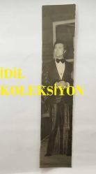 KLASİK TÜRK MÜZİĞİ SANATÇISI ve BESTECİ TANER ŞENER'İN ORİJİNAL FOTOĞRAFI - 18 x 3,5 cm EBADINDA - TAMER ŞENER SAHNEDEYKEN