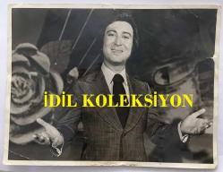 KLASİK TÜRK MÜZİĞİ SANATÇISI ve BESTECİ TANER ŞENER'İN ORİJİNAL BÜYÜK BOY FOTOĞRAFI - 24 x 18 cm EBADINDA - TAMER ŞENER SAHNEDE ELLERİNİ AÇIP GÜLÜMSERKEN ÇEKİLMİŞ BİR KARE