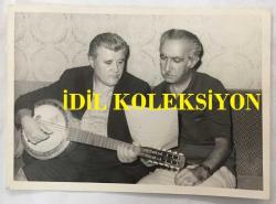 TÜRK SANAT MÜZİĞİ SANATÇISI ve BESTEKAR ARİF SAMİ TOKER'İN ORİJİNAL FOTOĞRAFI - 18 x 12 cm EBADINDA - ARİF SAMİ TOKER 40'INCI SANAT YILI JÜBİLESİNE HAZIRLANIRKEN EMEKLİ ASTSUBAY ŞAZİ SÖNMEZ'İN 1947 YILINDA YAZDIĞI ''RÜZGARLARA SESLENİŞ'' ADLI ŞİİRE BESTE YAZDI. 1983