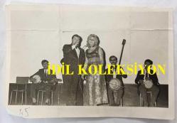 TÜRK SANAT MÜZİĞİ SANATÇISI ve BESTEKAR ARİF SAMİ TOKER'İN ORİJİNAL FOTOĞRAFI - 18 x 12 cm EBADINDA - ARİF SAMİ TOKER TURNEYE ÇIKTIĞI ATİLLA SUN ve SAADET SUN'LA AYNI SAHNEYİ PAYLAŞTI