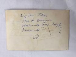 TÜRK SANAT MÜZİĞİ SANATÇISI ve BESTEKAR ARİF SAMİ TOKER'İN ORİJİNAL FOTOĞRAFI - 13,5 x 9 cm EBADINDA - ARİF SAMİ TOKER 1946'DA SAHNE ALDIĞI MEKANDA SAZCILARIN ÖNÜNDE ŞARKISINI OKURKEN ÇEKİLMİŞ BİR KARE