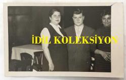 TÜRK SANAT MÜZİĞİ SANATÇISI ve BESTEKAR ARİF SAMİ TOKER'İN ORİJİNAL FOTOĞRAFI - 14 x 8,5 cm EBADINDA - ARİF SAMİ TOKER EŞİ SEVİM TOKER'LE BİRLİKTE HATIRA POZU VERİRKEN ÇEKİLMİŞ BİR FOTOĞRAF