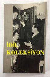TÜRK SANAT MÜZİĞİ SANATÇISI ve BESTEKAR ARİF SAMİ TOKER'İN ORİJİNAL FOTOĞRAFI - 16 x 10 cm EBADINDA - ARİF SAMİ TOKER ODASINA GİRMEK ÜZERE OLAN KADIN SANATÇILARA ÇİÇEK UZATIRKEN ÇEKİLMİŞ BİR FOTOĞRAF