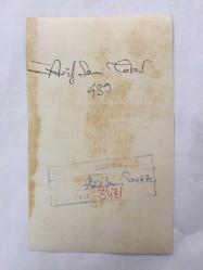 TÜRK SANAT MÜZİĞİ SANATÇISI ve BESTEKAR ARİF SAMİ TOKER'İN ORİJİNAL FOTOĞRAFI - 16 x 10 cm EBADINDA - ARİF SAMİ TOKER ODASINA GİRMEK ÜZERE OLAN KADIN SANATÇILARA ÇİÇEK UZATIRKEN ÇEKİLMİŞ BİR FOTOĞRAF