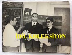 TÜRK SANAT MÜZİĞİ SANATÇISI ve BESTEKAR ARİF SAMİ TOKER'İN ORİJİNAL BÜYÜK BOY FOTOĞRAFI - 24 x 18 cm EBADINDA - ARİF SAMİ TOKER, 45 YAŞINDAN SONRA ŞARKICILIĞA BAŞLAYACAK OLAN SABRİ SAĞLAM ve OĞLU TEOMAN'A NOTA EĞİTİMİ VERİRKEN ÇEKİLMİŞ BİR FOTOĞRAF... ÖZEL ARŞİV (CELALETTİN ÇETİN)
