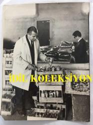 TÜRK SANAT MÜZİĞİ SANATÇISI ve BESTEKAR ARİF SAMİ TOKER'DEN ÖZEL OLARAK DERS ALAN SABRİ SAĞLAM'IN ŞİŞE FABRİKASINDA ÇALOŞIRKEN ÇEKİLMİŞ ORİJİNAL BÜYÜK BOY FOTOĞRAFI - 24 x 18 cm EBADINDA
