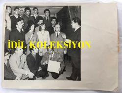 TÜRK SANAT MÜZİĞİ SANATÇISI ve BESTEKAR ARİF SAMİ TOKER'İN ORİJİNAL BÜYÜK BOY FOTOĞRAFI - 24 x 18 cm EBADINDA - ARİF SAMİ TOKER, KOROSU İLE BİRLİKTE ADAPET PARTİSİ EMİNÖNÜ İLÇE LOKALİNDE KONSER VERİRKEN ÇEKİLMİŞ BİR FOTOĞRAF