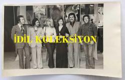 KLASİK TÜRK MÜZİĞİ SANATÇISI ve BESTECİ TANER ŞENER'İN ORİJİNAL FOTOĞRAFI - 20 x 12 cm EBADINDA - TANER ŞENER SANATÇI DOSTLARIYLA BİRLİKTE TOPLUCA HATIRA POZU VERİRKEN ÇEKİLMİŞ BİR FOTOĞRAF