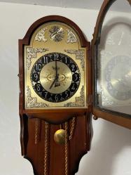 Velis Quartz Ahşap Sarkaçlı Duvar Saati 1970–1980’li yıllarda popüler olan klasik Alman tarzı “Regulator” Velis Quartz ahşap sarkaçlı duvar saati, temiz durumda ve orijinal parçaları (sarkaç, zincir, cam kapak) Çalışır durumda