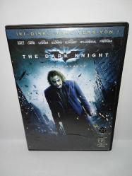 Dvd Batman the dark knight kara şövalye. İki diskli Versiyon. Orijinal. Türkçe dublaj ve altyazı seçenekli. 2 disk. Disklerde çalışmasına engel olmayan yoğun çizikler var. Baştan sona sorunsuz çalışıyor.