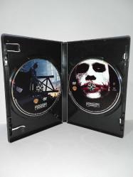 Dvd Batman the dark knight kara şövalye. İki diskli Versiyon. Orijinal. Türkçe dublaj ve altyazı seçenekli. 2 disk. Disklerde çalışmasına engel olmayan yoğun çizikler var. Baştan sona sorunsuz çalışıyor.