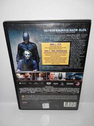 Dvd Batman the dark knight kara şövalye. İki diskli Versiyon. Orijinal. Türkçe dublaj ve altyazı seçenekli. 2 disk. Disklerde çalışmasına engel olmayan yoğun çizikler var. Baştan sona sorunsuz çalışıyor.