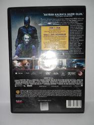 Dvd Batman the dark knight kara şövalye. İki diskli Versiyon. Orijinal. Türkçe dublaj ve altyazı seçenekli. 2 disk. Disklerde çalışmasına engel olmayan yoğun çizikler var. Baştan sona sorunsuz çalışıyor.