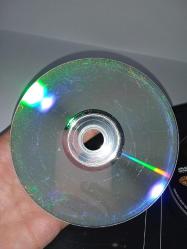 Dvd Batman the dark knight kara şövalye. İki diskli Versiyon. Orijinal. Türkçe dublaj ve altyazı seçenekli. 2 disk. Disklerde çalışmasına engel olmayan yoğun çizikler var. Baştan sona sorunsuz çalışıyor.