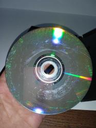 Dvd Batman the dark knight kara şövalye. İki diskli Versiyon. Orijinal. Türkçe dublaj ve altyazı seçenekli. 2 disk. Disklerde çalışmasına engel olmayan yoğun çizikler var. Baştan sona sorunsuz çalışıyor.