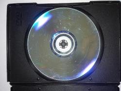 Dvd Harry Potter ve Zümrüdüanka Yoldaşlığı. Orijinal. Türkçe desteği YOK. Diller İngilizce ve Fransızca. Çalışmasını etkilemeyen çizikler var. sorunsuz  çalışıyor.