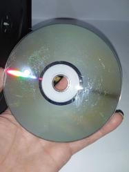 Dvd Yüzüklerin efendisi yüzük kardeşliği. Orijinal. Türkçe dublaj ve altyazı seçenekli. 2 disk. Disklerde çalışmasına engel olmayan yoğun çizikler var. Baştan sona sorunsuz çalışıyor.