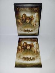 Dvd Yüzüklerin efendisi yüzük kardeşliği. İki diskli Versiyon. Orijinal. Türkçe dublaj ve altyazı seçenekli. 2 disk. Disklerde çalışmasına engel olmayan  çizikler var. Baştan sona sorunsuz çalışıyor