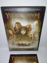 Dvd Yüzüklerin efendisi yüzük kardeşliği. İki diskli Versiyon. Orijinal. Türkçe dublaj ve altyazı seçenekli. 2 disk. Disklerde çalışmasına engel olmayan  çizikler var. Baştan sona sorunsuz çalışıyor