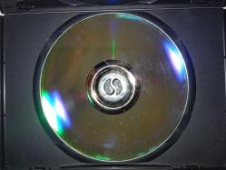 Dvd Yüzüklerin efendisi yüzük kardeşliği. İki diskli Versiyon. Orijinal. Türkçe dublaj ve altyazı seçenekli. 2 disk. Disklerde çalışmasına engel olmayan  çizikler var. Baştan sona sorunsuz çalışıyor