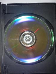 Dvd Yüzüklerin efendisi yüzük kardeşliği. İki diskli Versiyon. Orijinal. Türkçe dublaj ve altyazı seçenekli. 2 disk. Disklerde çalışmasına engel olmayan  çizikler var. Baştan sona sorunsuz çalışıyor