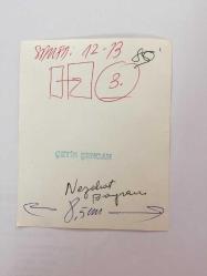 TÜRK HALK MÜZİĞİ SANATÇISI NEZAHAT BAYRAM'IN ORİJİNAL FOTOĞRAFI - 12 x 10 cm EBADINDA - NEZAHAT BAYRAM EVİNDE ''SİZ'' DERGİSİ OKURKEN ÇEKİLMİŞ BİR KARE (ÇETİN ŞENCAN)