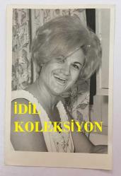 TÜRK HALK MÜZİĞİ SANATÇISI NEZAHAT BAYRAM'IN ORİJİNAL FOTOĞRAFI - 18 x 12 cm EBADINDA - NEZAHAT BAYRAM EVİNDE GÜLÜMSEYEREK POZ VERİRKEN ÇEKİLMİŞ BİR KARE (ÇETİN ŞENCAN)