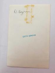 TÜRK HALK MÜZİĞİ SANATÇISI NEZAHAT BAYRAM'IN ORİJİNAL FOTOĞRAFI - 18 x 12 cm EBADINDA - NEZAHAT BAYRAM EVİNDE GÜLÜMSEYEREK POZ VERİRKEN ÇEKİLMİŞ BİR KARE (ÇETİN ŞENCAN)