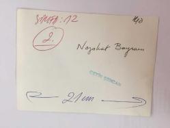 TÜRK HALK MÜZİĞİ SANATÇISI NEZAHAT BAYRAM'IN ORİJİNAL FOTOĞRAFI - 15 x 11 cm EBADINDA - NEZAHAT BAYRAM EVİNİN PENCERESİNDEN İSTANBUL BOĞAZI MANZARASINI İZLERKEN ÇEKİLMİŞ BİR KARE (ÇETİN ŞENCAN)