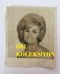 TÜRK HALK MÜZİĞİ SANATÇISI NEZAHAT BAYRAM'IN ORİJİNAL FOTOĞRAFI - 14 x 12 cm EBADINDA - NEZAHAT BAYRAM KADRAJA POZ VERİRKEN YAKINDAN ÇEKİLMİŞ BİR KARE