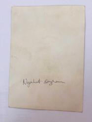 TÜRK HALK MÜZİĞİ SANATÇISI NEZAHAT BAYRAM'IN ORİJİNAL FOTOĞRAFI - 17,5 x 12,5 cm EBADINDA - NEZAHAT BAYRAM SAHNEDE TÜRKÜ OKURKEN ÇEKİLMİŞ BİR KARE