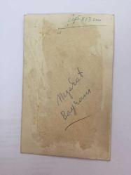TÜRK HALK MÜZİĞİ SANATÇISI NEZAHAT BAYRAM'IN ORİJİNAL FOTOĞRAFI - 14 x 9 cm EBADINDA - NEZAHAT BAYRAM OTOMOBİLİN ÜZERİNDE POZ VERİRKEN ÇEKİLMİŞ BİR KARE