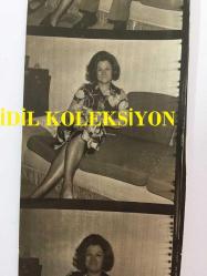 TÜRK HALK MÜZİĞİ SANATÇISI NEZAHAT BAYRAM'IN ORİJİNAL FOTOĞRAFI - 18 x 5 cm EBADINDA - NEZAHAT BAYRAM EVİNDE SOHBET EDERKEN ve POZ VERİRKEN ÇEKİLMİŞ 3 FARKLI KARE... TEK FOTOĞRAFTA 3 KÜÇÜK KARE, HER KARE 6 x 5 cm EBADINDADIR