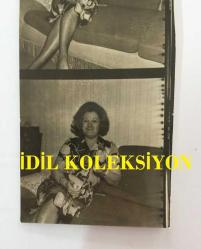 TÜRK HALK MÜZİĞİ SANATÇISI NEZAHAT BAYRAM'IN ORİJİNAL FOTOĞRAFI - 18 x 5 cm EBADINDA - NEZAHAT BAYRAM EVİNDE SOHBET EDERKEN ve POZ VERİRKEN ÇEKİLMİŞ 3 FARKLI KARE... TEK FOTOĞRAFTA 3 KÜÇÜK KARE, HER KARE 6 x 5 cm EBADINDADIR