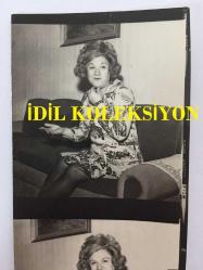 TÜRK HALK MÜZİĞİ SANATÇISI NEZAHAT BAYRAM'IN ORİJİNAL FOTOĞRAFI - 12 x 5 cm EBADINDA - NEZAHAT BAYRAM BADEMCİK AMELİYATINDAN SONRA EVİNDE POZ VERİRKEN ÇEKİLMİŞ 2 FARKLI KARE... TEK FOTOĞRAFTA 2 KÜÇÜK KARE, HER KARE 6 x 5 cm EBADINDADIR, 15 ARALIK 1971