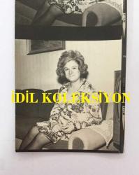 TÜRK HALK MÜZİĞİ SANATÇISI NEZAHAT BAYRAM'IN ORİJİNAL FOTOĞRAFI - 12 x 5 cm EBADINDA - NEZAHAT BAYRAM BADEMCİK AMELİYATINDAN SONRA EVİNDE POZ VERİRKEN ÇEKİLMİŞ 2 FARKLI KARE... TEK FOTOĞRAFTA 2 KÜÇÜK KARE, HER KARE 6 x 5 cm EBADINDADIR, 15 ARALIK 1971