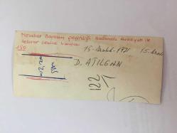 TÜRK HALK MÜZİĞİ SANATÇISI NEZAHAT BAYRAM'IN ORİJİNAL FOTOĞRAFI - 12 x 5 cm EBADINDA - NEZAHAT BAYRAM BADEMCİK AMELİYATINDAN SONRA EVİNDE POZ VERİRKEN ÇEKİLMİŞ 2 FARKLI KARE... TEK FOTOĞRAFTA 2 KÜÇÜK KARE, HER KARE 6 x 5 cm EBADINDADIR, 15 ARALIK 1971