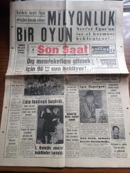 Son Saat Gazetesi - 1 Mayıs 1963 - Haldeki Milyonluk Oyun Başkan Necdet Uğur'un işe el koyması bekleniyor - Bakırköy Akıl Hastanesinde Napolyon Tablosu - Dış memleketlere gitmek için 96 bin işçi sıra bekliyor - Bahar Bayramı Emirgan korusu'nda büyük neşe içinde kutlandı fotoğraf - trafik kazası geçiren Lale Oraloğlu mucize kabilinden kurtuldu fotoğraf - Makarios İle Doktor Fazıl Küçük görüştü - Krutçef İle Fidel Castro arasındaki görüşme çok samimi geçmiş - hür dünyada 1 Mayıs - basketbolda Galatasaray Fenerbahçe karşı karşıya - atletizm milli takımı gidiyor - Garbis Zakaryan Nakavt oldu - sanatkar kardeşler Çalıkuşları Şehzadebaşı Kulüp Sinemasında - Foto Sema - edebiyatçılar birliği'nin edebiyat gecesi - Tamer Yiğit Türkan Şoray çapkın Kız filminde fotoğraf - Muhterem Nur ve Ahmet Mekin gurbet yolcularında fotoğraf - Göksel Arsoy fotoğraf - Fatma Girik ve Orhan Günşiray bir hizmetçi kızın hatıra defterinin sahnesinde fotoğraf - Suphi Kaner iyileşti - Dünyada ilk televizyon festivali