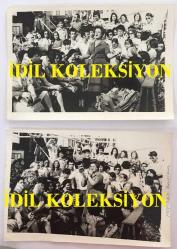 TÜRK HALK MÜZİĞİ SANATÇISI NEZAHAT BAYRAM'IN ORİJİNAL 2'Lİ FOTOĞRAF SETİ - 18 x 12 cm EBADINDA - NEZAHAT BAYRAM HALKIN ARASINDA TÜRKÜ OKURKEN ÇEKİLMİŞ 2 FARKLI KARE