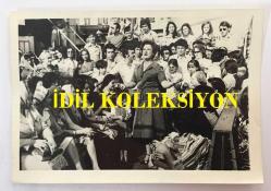 TÜRK HALK MÜZİĞİ SANATÇISI NEZAHAT BAYRAM'IN ORİJİNAL 2'Lİ FOTOĞRAF SETİ - 18 x 12 cm EBADINDA - NEZAHAT BAYRAM HALKIN ARASINDA TÜRKÜ OKURKEN ÇEKİLMİŞ 2 FARKLI KARE